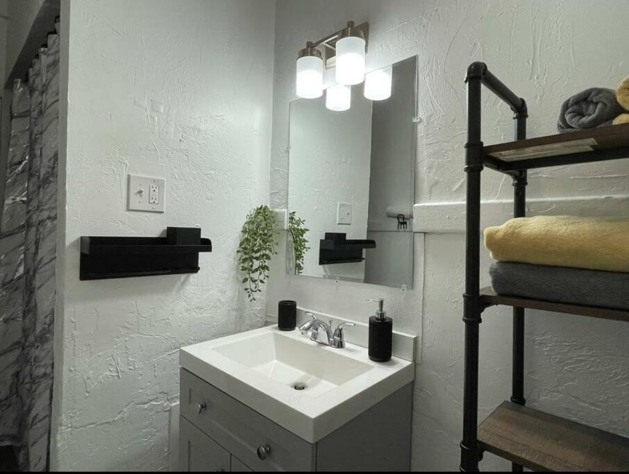 Lovely 2Br W Office Space - King Bed & Alexa Apartment Pittsburgh Bagian luar foto